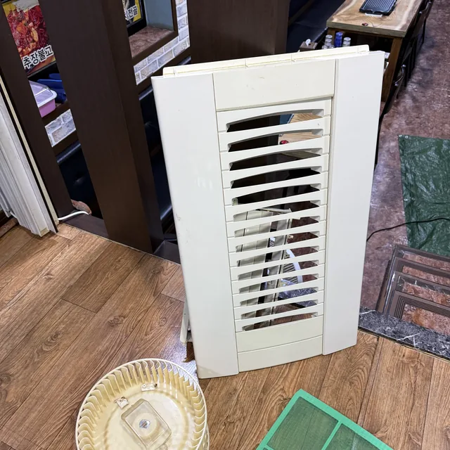 세척을 마친 에어컨 전면 그릴