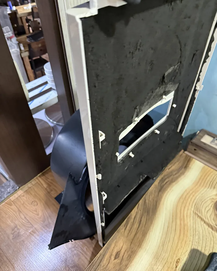에어컨 커버와 루버를 떼어 내고 내부를 확인하는 사전 점검 단계